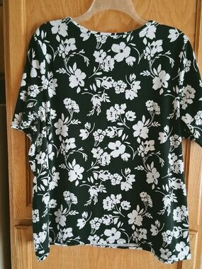 Black Floral Short-Sleeve Shirt - White Floral Print - Women - XL